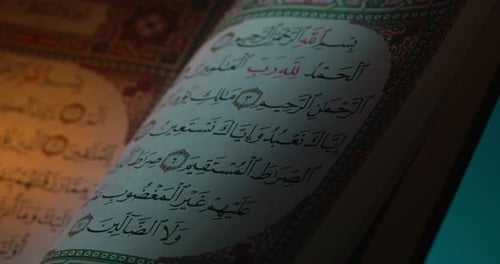 Heiliger Koran auf Buchablage mit Gebetsperlen