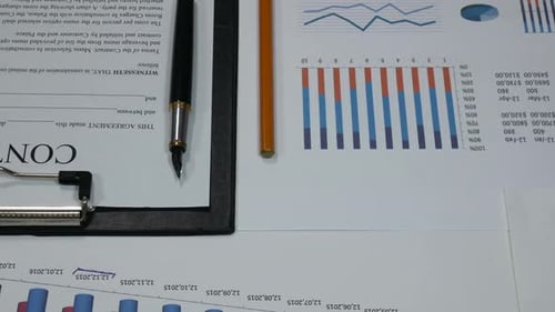 Geschäftsvertrag und Verkaufsberichte auf dem Schreibtisch im Büro