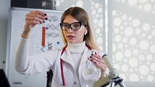 Doctora con gafas que usa tubos de ensayo con líquido y realiza investigaciones médicas