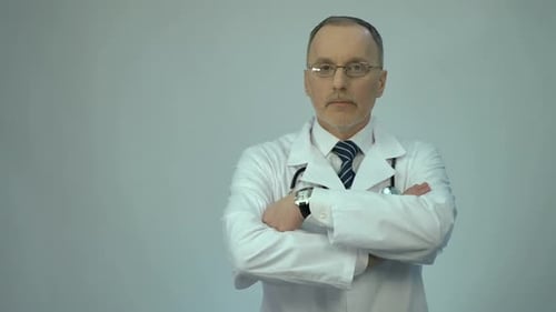 Professioneller Arzt mit Blick in die Kamera, hochwertige medizinische Dienstleistungen im Krankenhaus