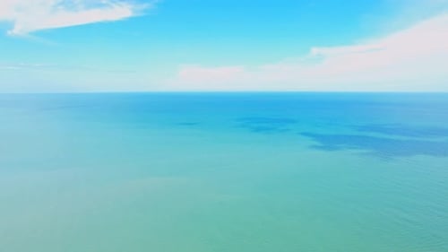 Luftaufnahme über das Meer, schönes türkisfarbenes Wasser