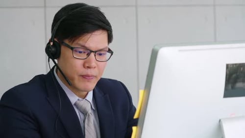 Geschäftsleute mit Headset, die im Büro arbeiten