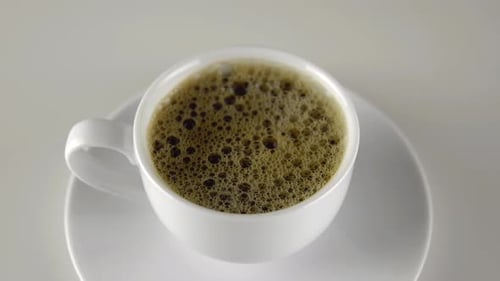 Rotación de la taza de café 360 grados sobre fondo blanco Espresso de cerca