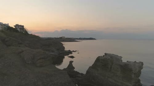 Küste bei Sonnenuntergang, Wasser reflektierende letzte Sonnenlichter