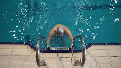 Nadador que sale de la piscina
