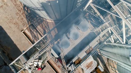 Vapeur provenant d'installations industrielles. Vapor dans une usine moderne pour la transformation du grain. Silos à grains. Nuisible