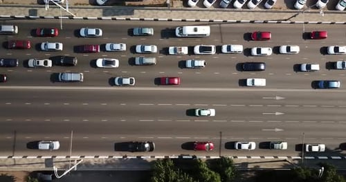 Drohnenflug von oben nach unten Blick auf die Autobahn geschäftige Stadt Hauptverkehrszeit Starker Stau Highway