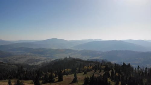 Vuelo sobre montañas otoñales