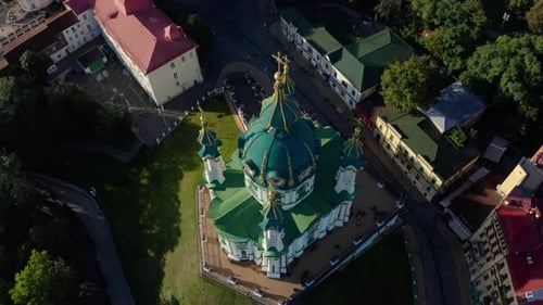 Vue aérienne de l'église St. Andrews, église orthodoxe sur Green Hill dans la ville