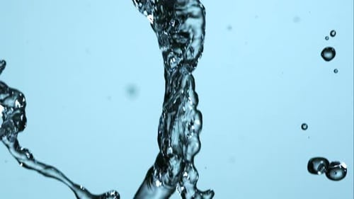 Fließendes und spritzendes Wasser in extrem Zeitlupe