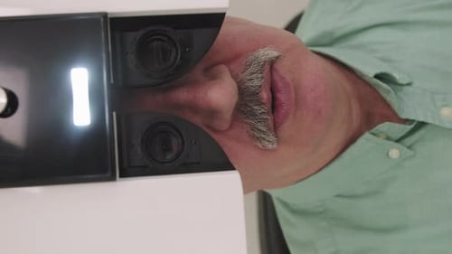 Homme âgé faisant un test de vision oculaire