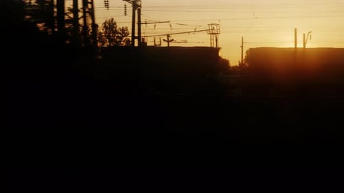 Blick aus einem fahrenden Zug im Morgengrauen