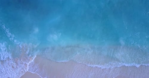 Tropischer abstrakter Blick auf einen weißen Sandparadiesstrand und blauen Ozeanhintergrund