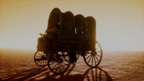 Vagón retro cubierto de lona en el desierto al atardecer