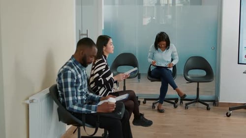 Un employé de l'entreprise appelle un candidat à un entretien d'embauche