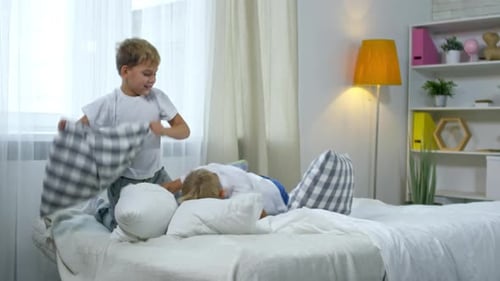 Avoir un oreiller se battre sur le lit
