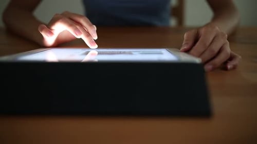 Frau benutzt digitalen Tablet-Computer