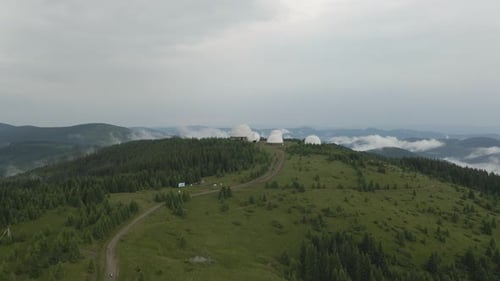 Hermoso camino de tierra que conduce a radares abandonados de la guerra fría