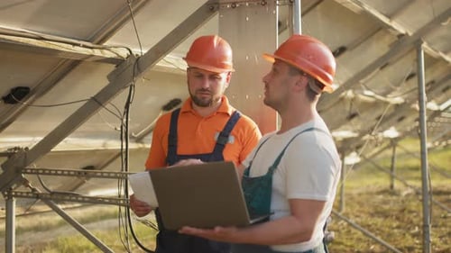 Ingenieur Man inspiziert den Bau eines Solarzellenpanels oder einer Photovoltaikzelle durch