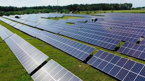 Sonnenkollektoren Feld von oben. Luftaufnahme der PV-Module von Sonnenkollektoren