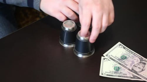 Trick mit Tassen und Bällen von Thimblerig