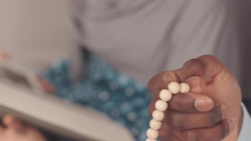 Afroamerikanischer Muslim hält Gebetsperlen