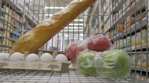 Um carrinho com mantimentos está passando pelo supermercado