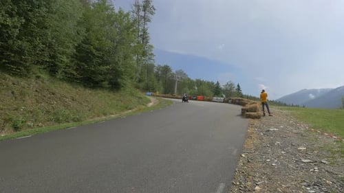 Longboarder que se detiene en la carretera