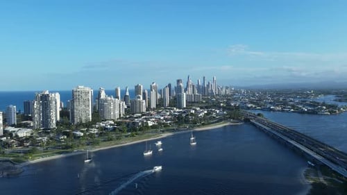 Einzigartiger Drohnenblick auf eine von Wasser umgebene Skyline einer Metropole mit Straßenbahn und Kraftfahrzeug b