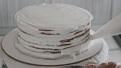Decorating a Multi-Layer Cake with White Frosting
