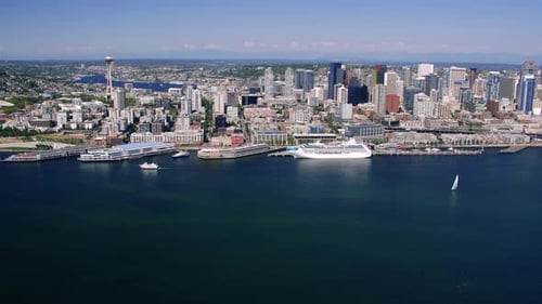 Vue aérienne de Seattle Waterfront Skyline du grand bateau de croisière