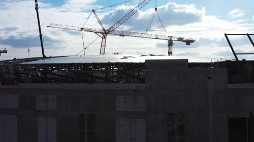 Grúa lleva detalle sobre el estadio en el sitio de construcción