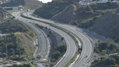 Autos, die auf einer Autobahn fahren