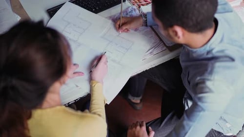 Personas que trabajan en un estudio creativo