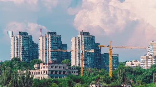 Zeitraffer. Zwei funktionierende Baukran auf der Baustelle
