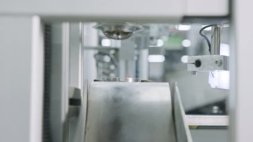 Machines robotisées avancées fabriquant des pièces sur une chaîne de montage automatisée