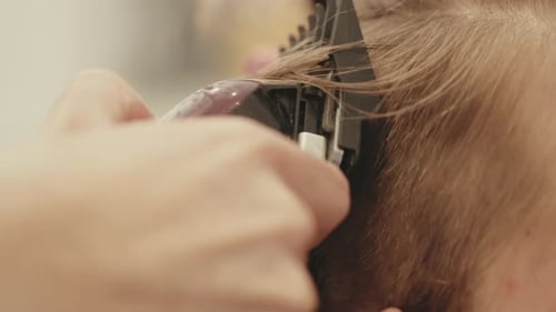 Corta el cabello con la máquina