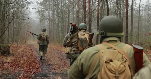 Reconstitution historique. Reconstituteurs déguisés en soldats américains de l'infanterie américaine de la Seconde Guerre mondiale