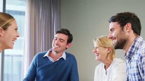 Empresarios que interactúan entre sí