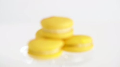Macarons jaune citron sur support de confiserie en verre