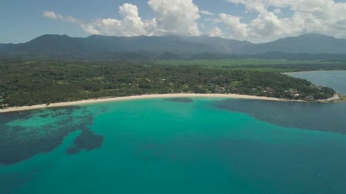 Paisagem marítima com praia e mar