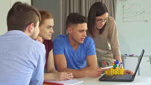 Equipe criativa trabalha no laptop