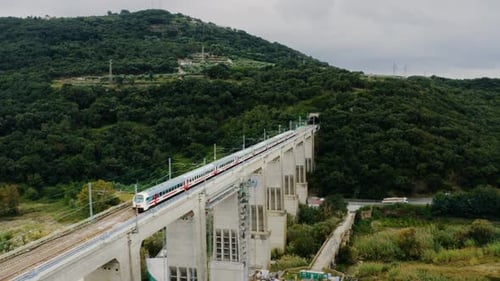 Zugverfolgung auf der Brücke