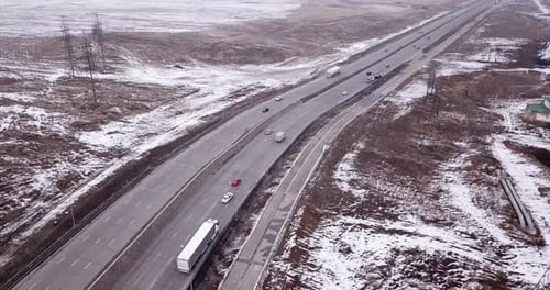 Ein großer Lkw fährt auf einer mehrspurigen Autobahn