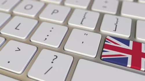 Key with Flag of Great Britain Switches To Key with Flag of the USA