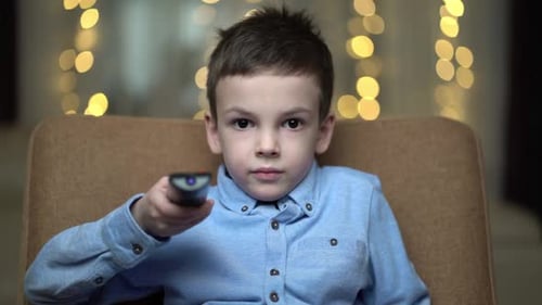 Kleiner Junge vor dem Fernseher im Wohnzimmer