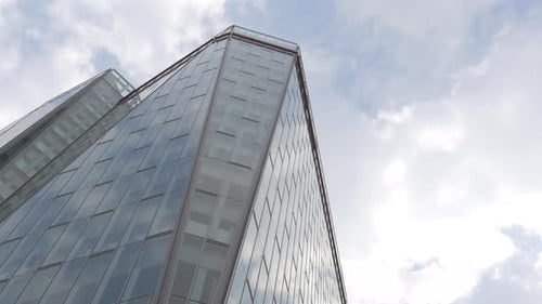 Blick auf einen Wolkenkratzer aus tiefem Winkel
