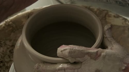 Mains Potter moulant un vase de boue