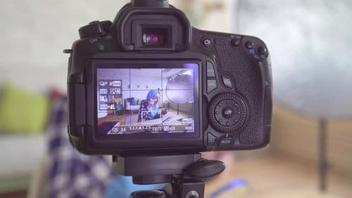 Joven bloguera de belleza musulmana que trabaja escribe un Vídeo