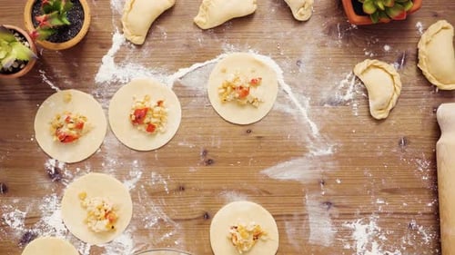Lay plat. Étape par étape. Préparation d'empanadas végétariennes faites maison avec du maïs.